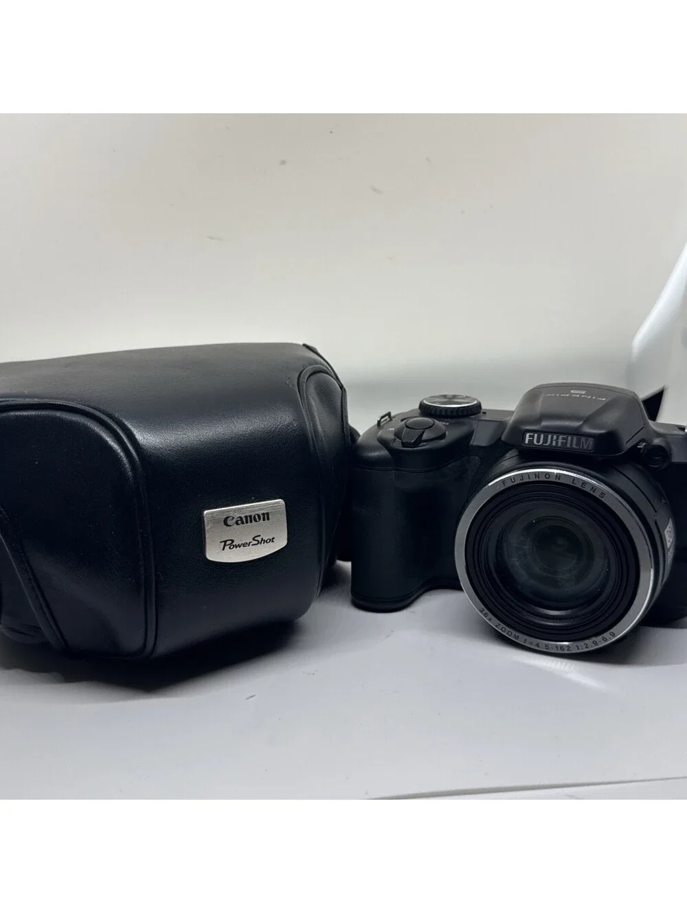 Fujifilm FinePix S8600 16 Megapixel Digital Camera + Bag - Excellent Condition